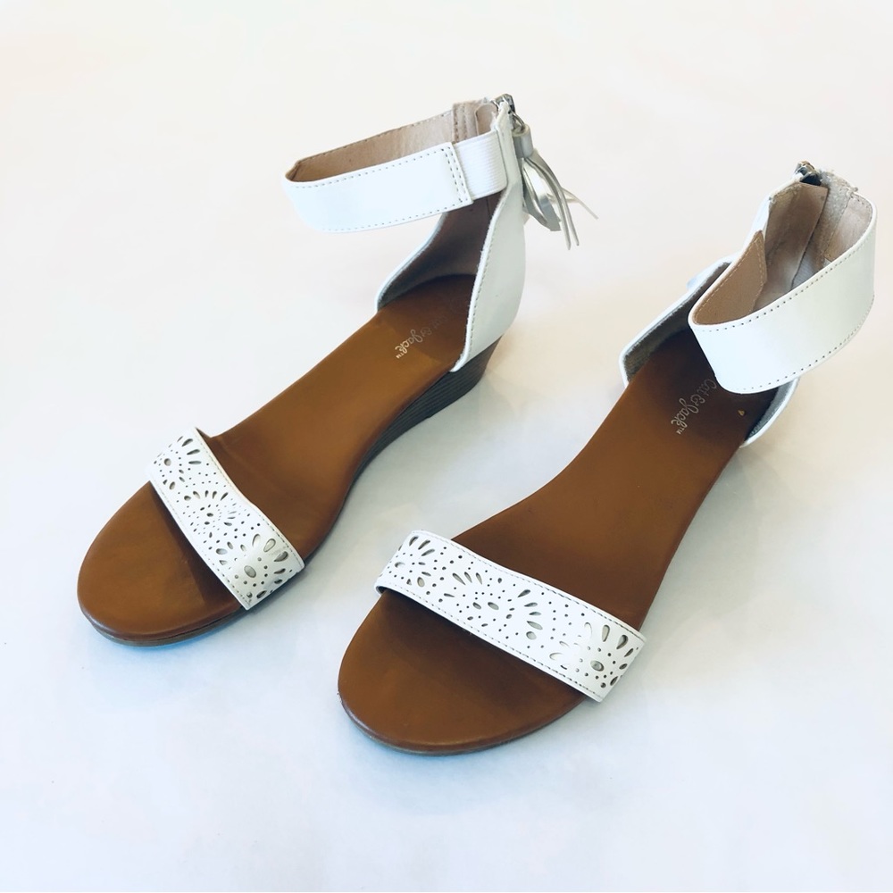 Cat & Jack White Spring Sandals - Big Girls 5